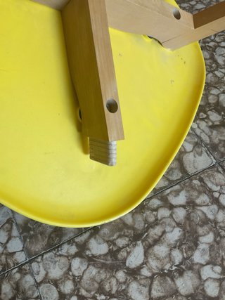 Silla amarilla moderna