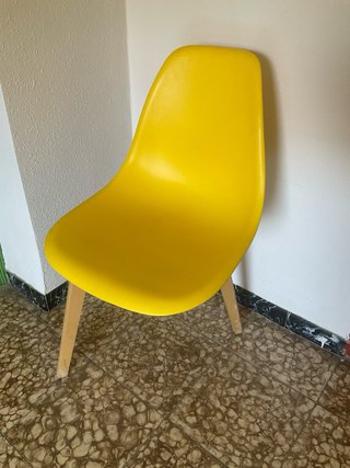 Silla amarilla moderna