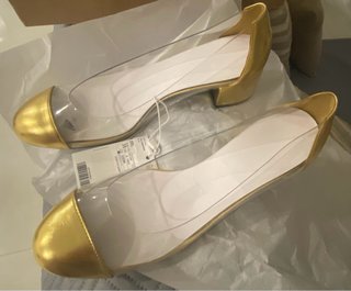 Sapatos Mango dourados transparentes