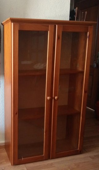 Vitrina de madera con puertas de cristal