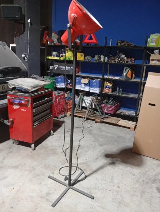 Foco de pie industrial rojo