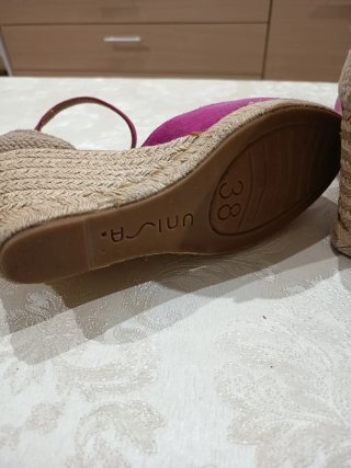 Zapatillas de cuña fucsia y esparto