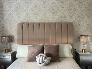 Cama y cabecero tapizado beige