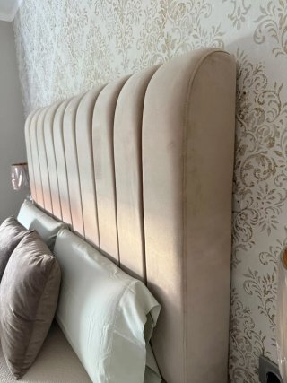 Cama y cabecero tapizado beige