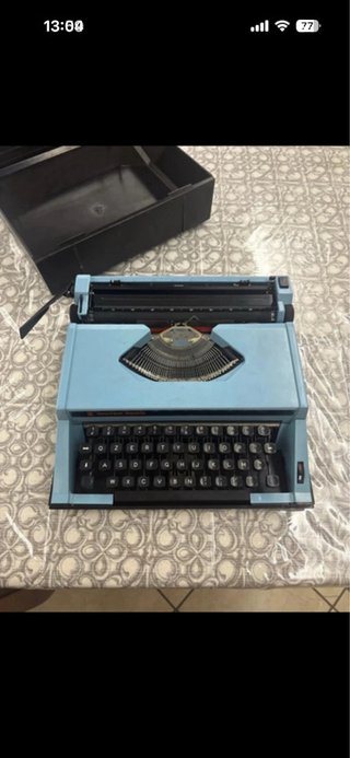 Macchina da scrivere ROVER 2000 azzurra