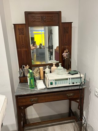 Tocador de madera con espejo y mármol