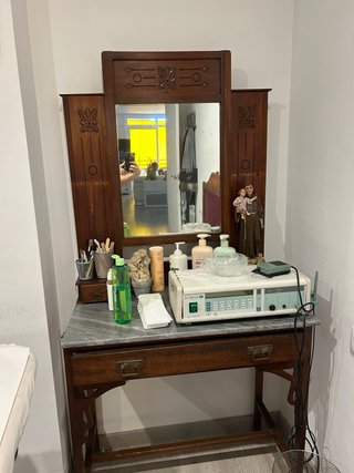 Tocador de madera con espejo y mármol