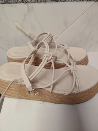 Sandalias cuña beige