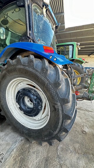 Tractor New Holland Azul