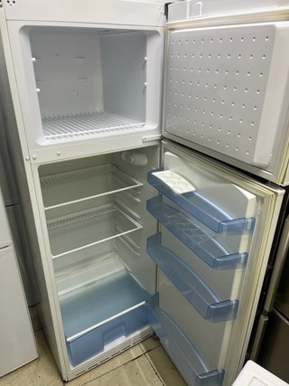Nevera blanca con congelador