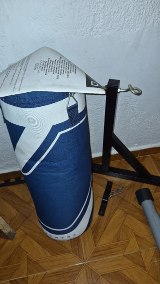 Banco de abdominales y saco de boxeo, bicicleta,