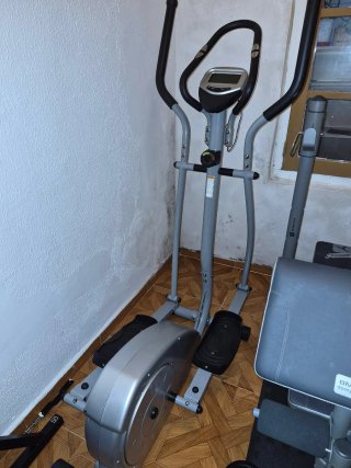 Banco de abdominales y saco de boxeo, bicicleta,