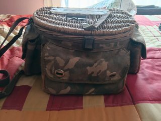 Cesta de pesca de mimbre y tela