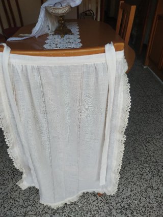 Precioso delantal de lino blanco