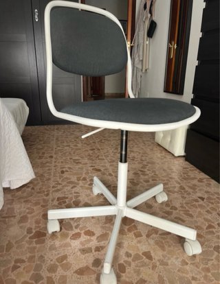 Silla de escritorio con ruedas gris y blanca