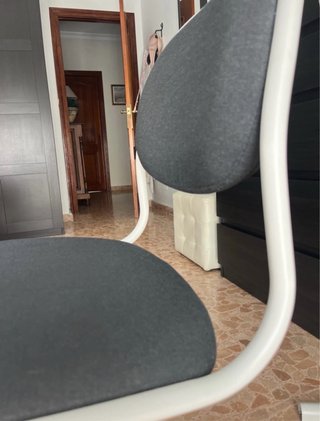 Silla de escritorio con ruedas gris y blanca