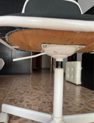 Silla de escritorio con ruedas gris y blanca