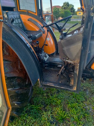 Tractor Renault Frutero con Desbrozadora