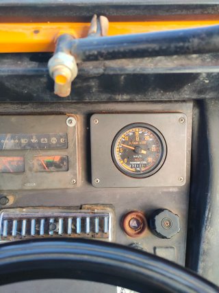 Tractor Renault Frutero con Desbrozadora
