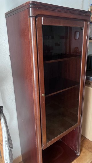 Vitrina de madera y cristal