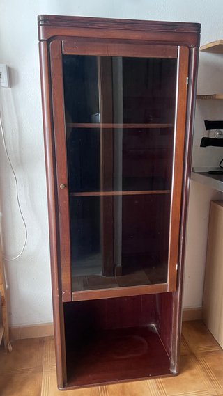 Vitrina de madera y cristal