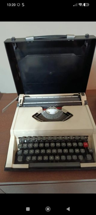 Macchina da scrivere vintage con custodia