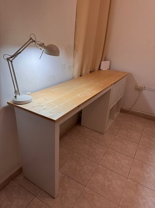 Escritorio con cajonera y lámpara