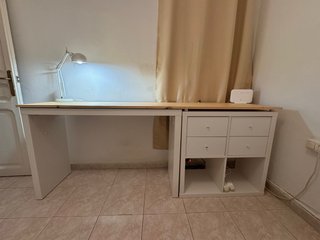 Escritorio con cajonera y lámpara