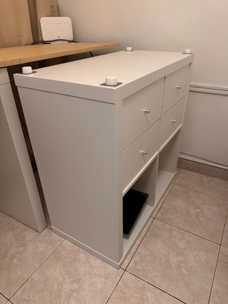 Escritorio con cajonera y lámpara