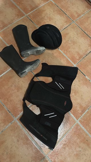 Equipación Hípica: Botas, Chaleco y Casco