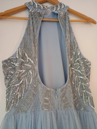 Vestido de fiesta azul y plateado
