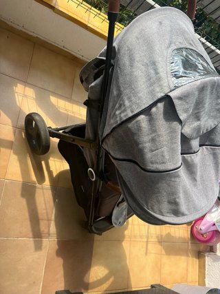Carro de paseo gris con detalles marrones