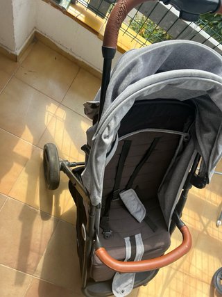 Carro de paseo gris con detalles marrones