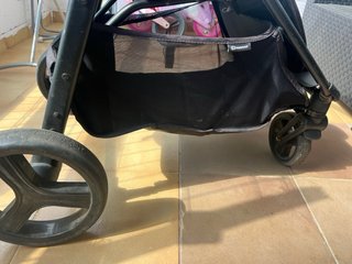 Carro de paseo gris con detalles marrones