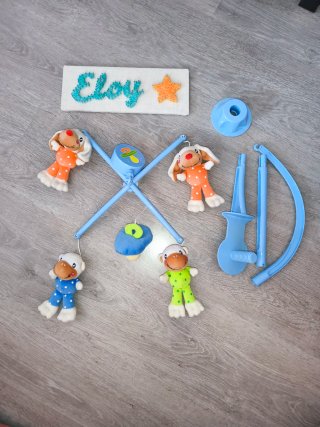 Móvil de cuna azul con peluches