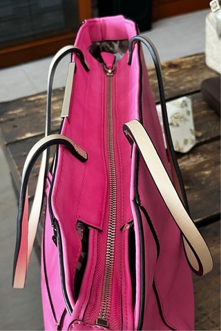 Bolso Guess rosa y beige