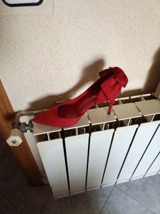 Zapatos de salón rojos con lazo
