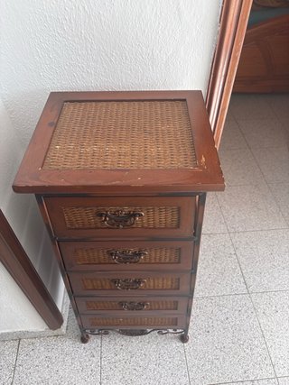 Cómoda de madera con mimbre y metal