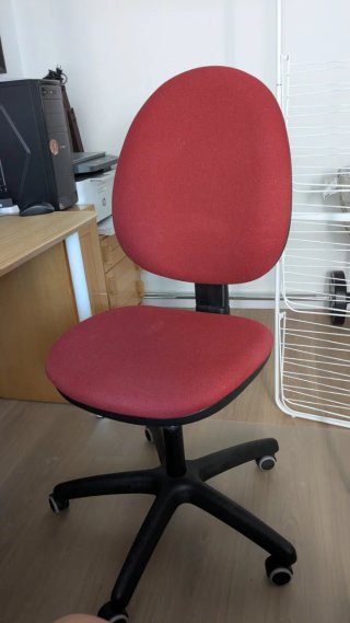 Silla de oficina burdeos sin brazos de Ikea.