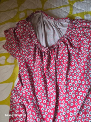 Blusa roja floral manga corta