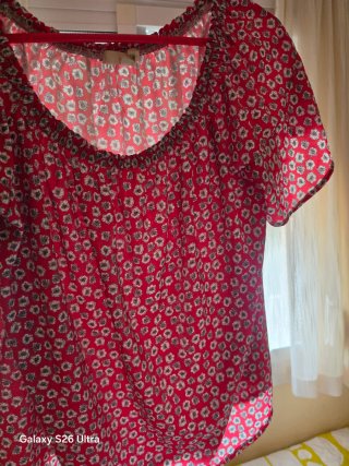 Blusa roja floral manga corta