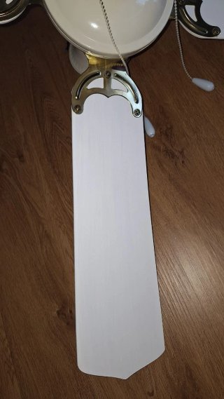 Lámpara Ventilador. Diámetro 104 cm. Alto 48 cm.