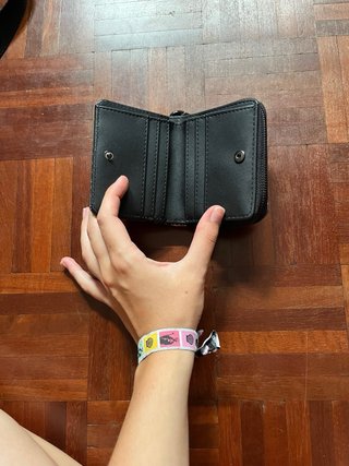 Cartera Stradivarius plateada efecto piel