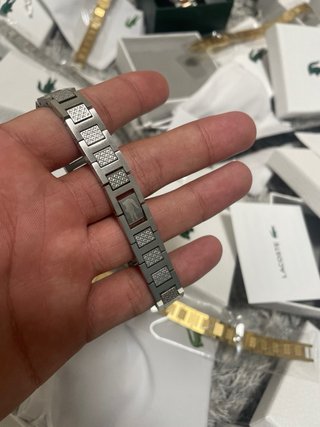 Pulseras Lacoste Doradas y Plateadas
