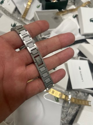 Pulseras Lacoste Doradas y Plateadas