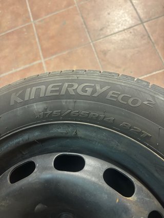 Llantas 15 Ford con tapacubos con neumáticos