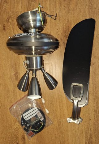 Lámpara Ventilador. Diámetro 77 cm. Alto 40 cm.