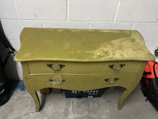 Mesa de entrada verde estilo vintage