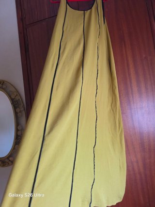 Vestido fluido mostaza y negro
