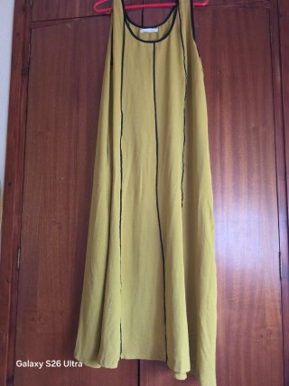 Vestido fluido mostaza y negro
